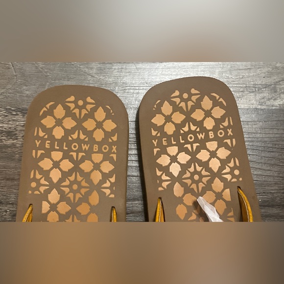 Yellowbox Floral Flip Flops with Box - Picture 3 of 3